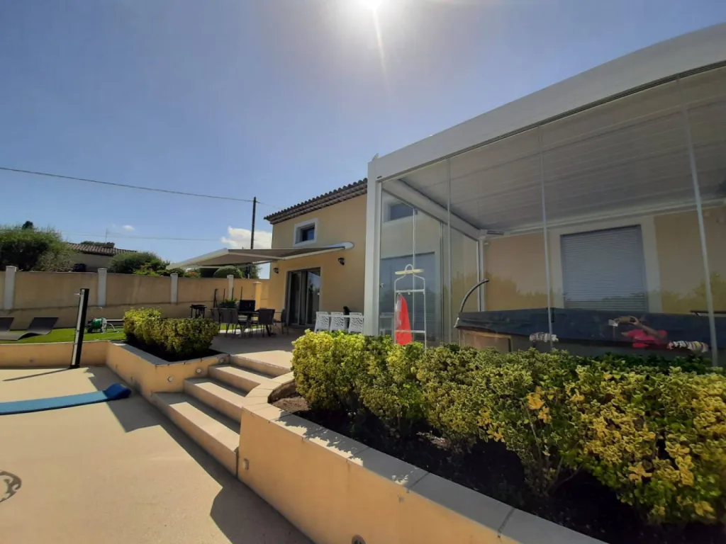 Entreprise pour pose de pergola fermée avec des rideaux de verre a mougins 06