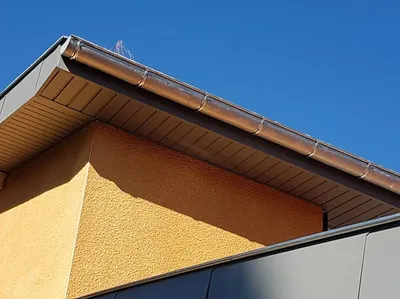 Habillage planche de rive au Chesnay avec remplacement des bois abîmés et pose d’habillage alu sans entretien durable