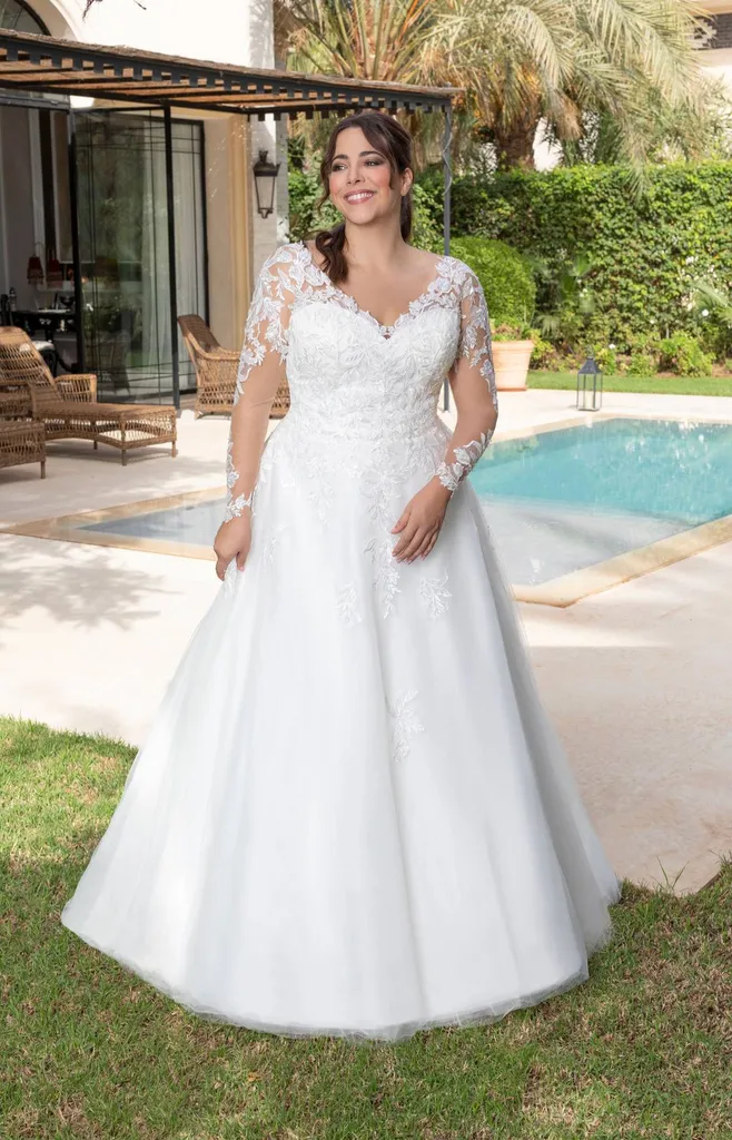 Robe de mariée grande taille à Marseille manches longues en dentelle florale chez Solution Cérémonie à Marseille.