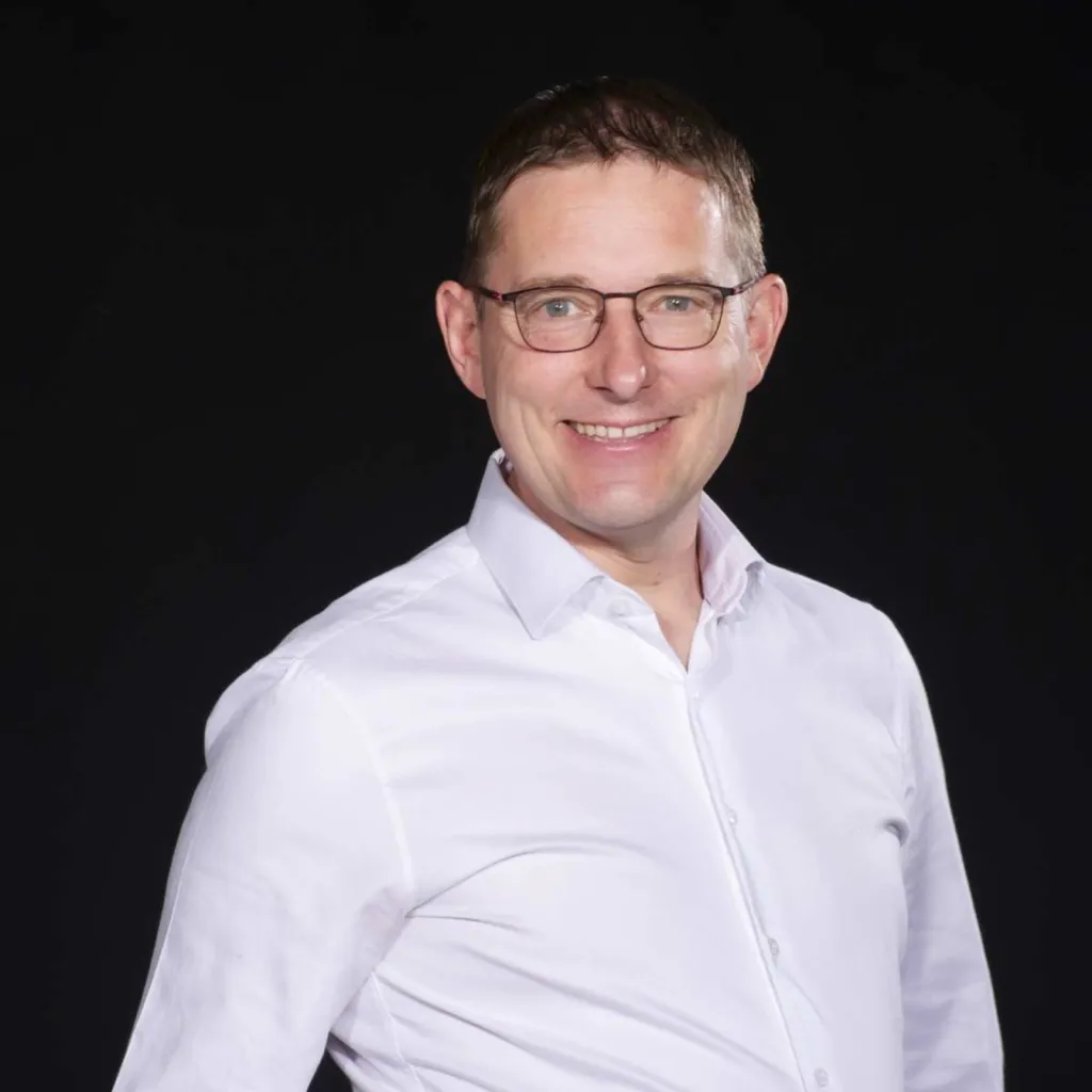 Photographe pour trombinoscope d'entreprise homme debout sur fond noir