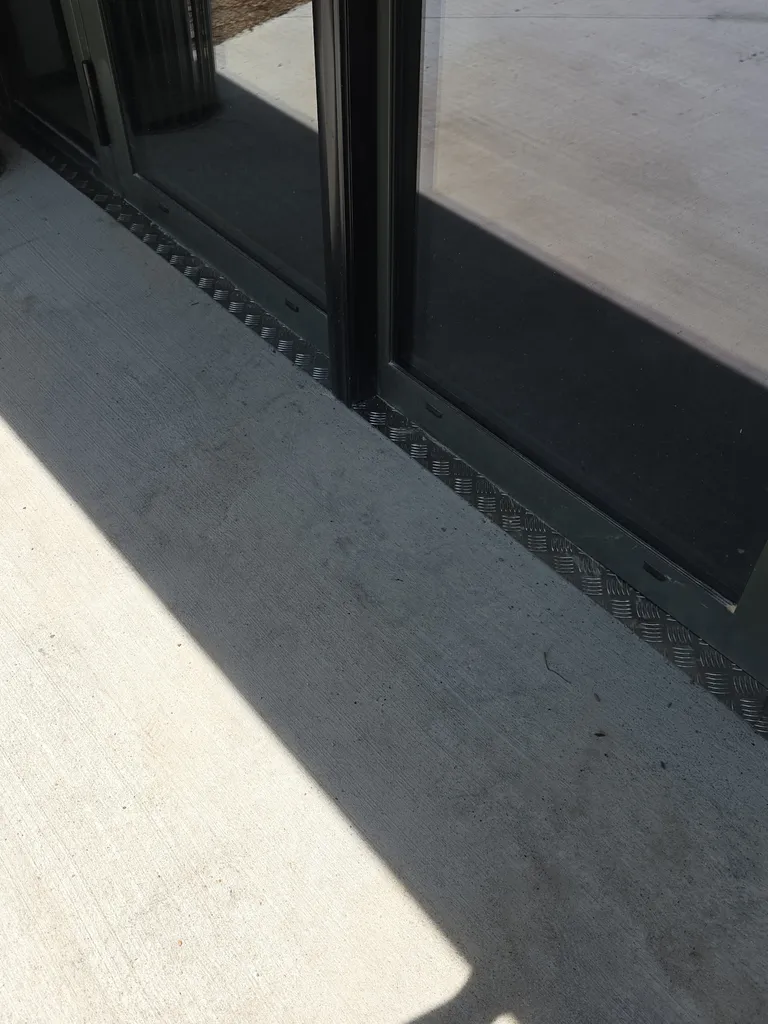 Réalisation d'une finition soignée et esthétique à la jonction des fondations et du béton balayé sur Mérignac (33700)