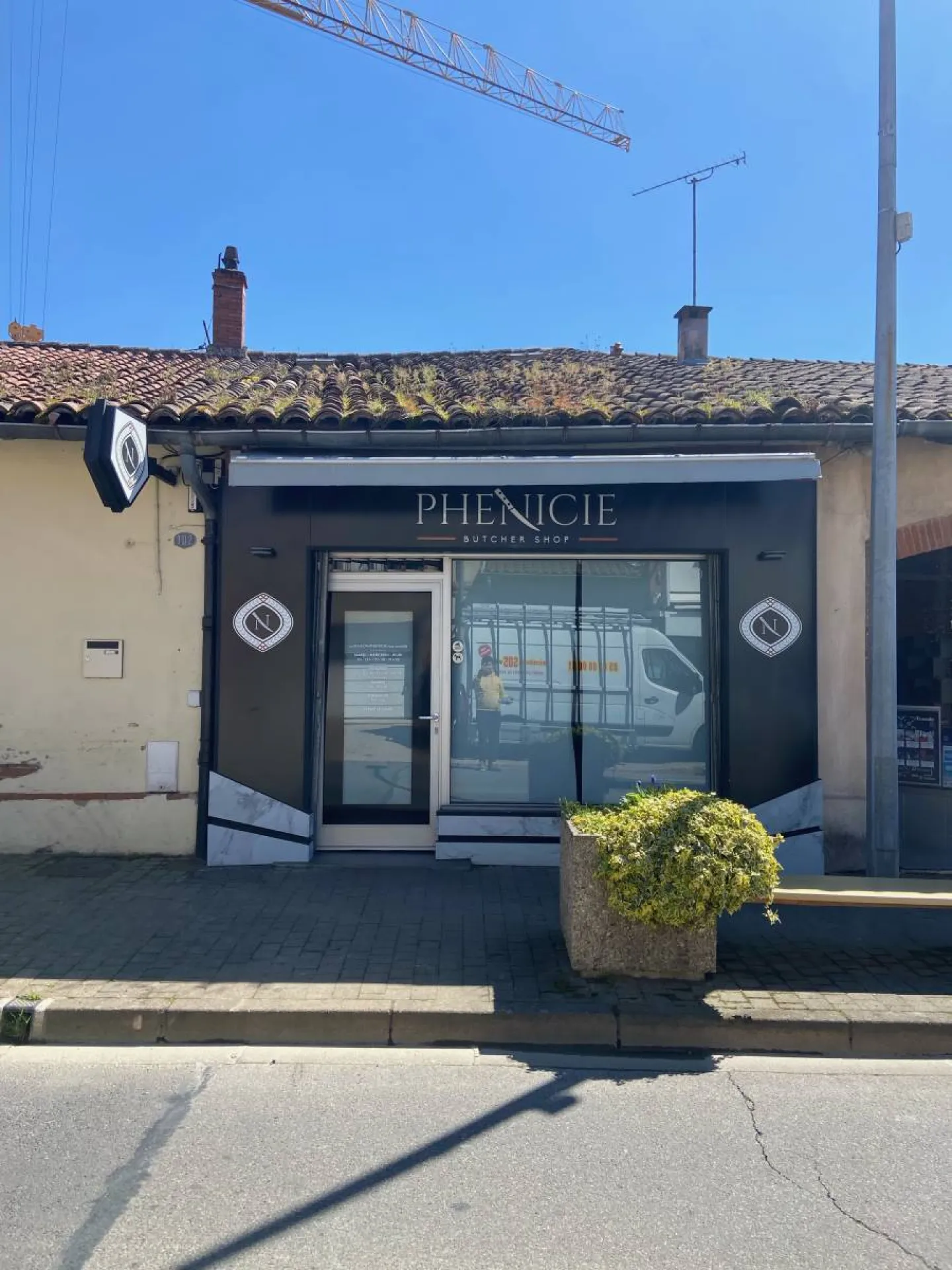 Réalisation et installation d'une pour enseigne lumineuse pour la boucherie Phenicie à Tournefeuille en Haute-Garonne