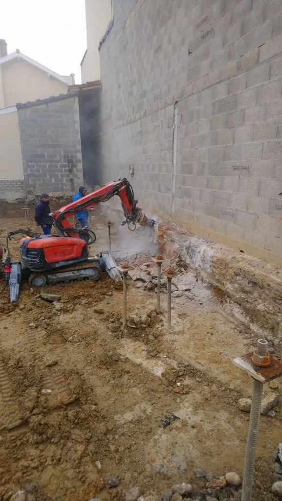Deconstruction ou demolition industrielle à Lyon par des robots télécommandés