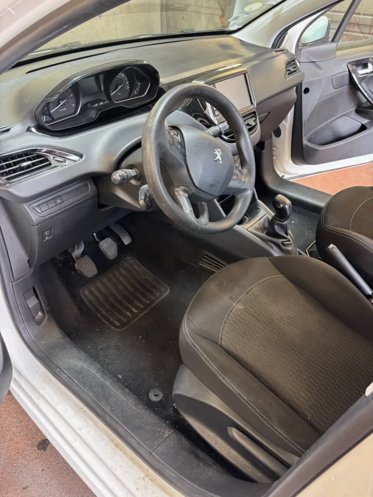 Grâce à notre savoir-faire en nettoyage automobile, l’intérieur de cette 208 a retrouvé son éclat, sa propreté et son confort d’origine