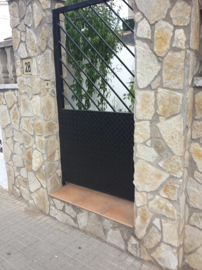 PORTILLON EN FER FORGE AVEC TOLE ET BARREAUDAGE PORT SAINT LOUIS DU RHONE BDR