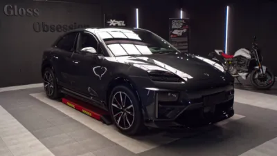 Préparation minutieuse avant l’application du PPF film de protection XPEL sur le Porsche Macan E 2025