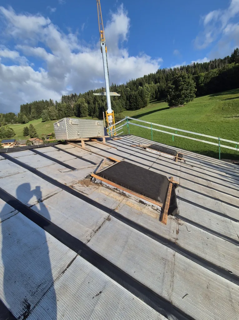 Réfection d’un toit tavaillon de 1990 et mise en place d’une couverture bac acier à Combloux près de Megève
