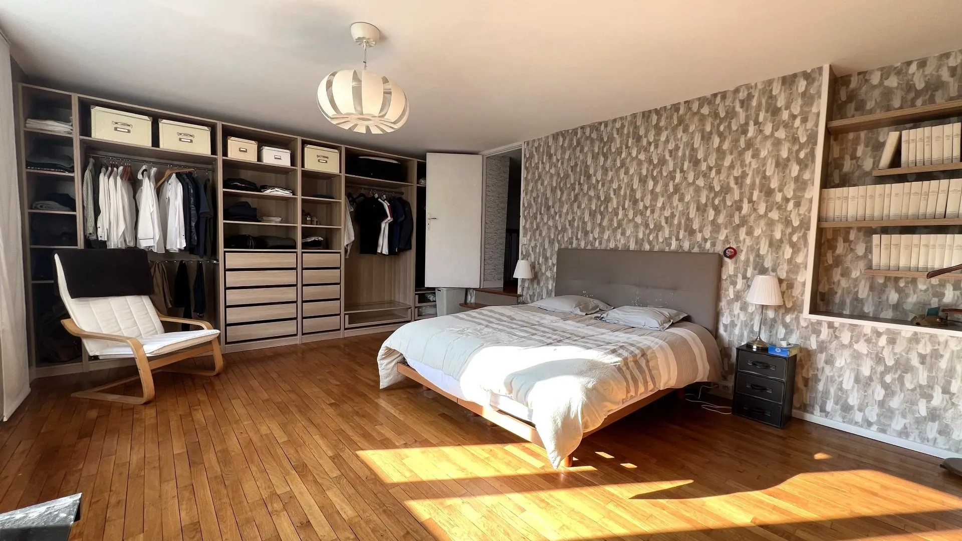 Magnifique demeure de famille 283m², 7 chambres, salle de jeux, patio véranda, dépendances et jardin arboré 6078m², emplacement privilégié centre-ville de Eu 76260.