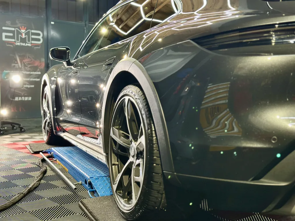 Spécialiste rénovation carrosserie Porsche lyon traitement céramique et film de protection PPF Porsche Taycan