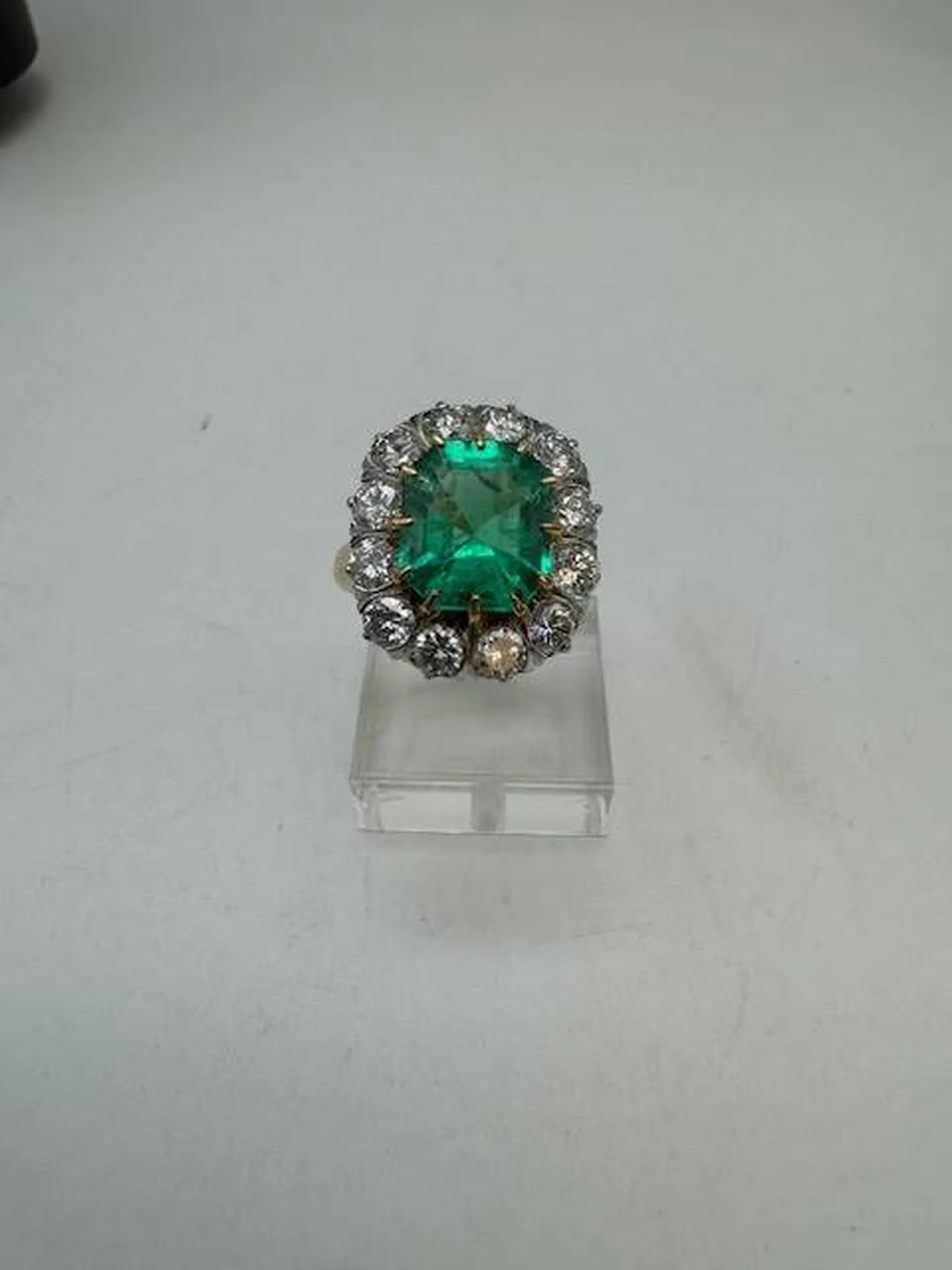 Éclat Rare : La Sublime Bague Émeraude de Bijouterie Or Ligne