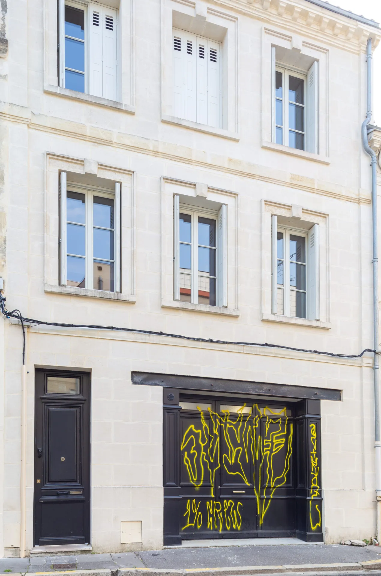 Façade en pierre bordelaise rénovée et surélevée par AKIKO ARCHITECTURE à Bordeaux Nansouty, imaginée pour révéler un immeuble mêlant héritage, création et architecture contemporaine