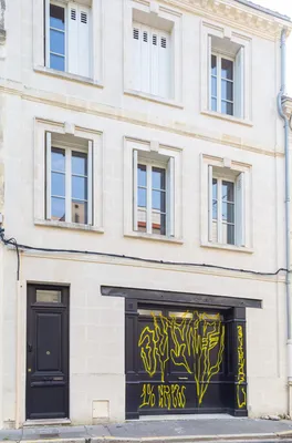 Façade en pierre bordelaise rénovée et surélevée par AKIKO ARCHITECTURE à Bordeaux Nansouty, imaginée pour révéler un immeuble mêlant héritage, création et architecture contemporaine