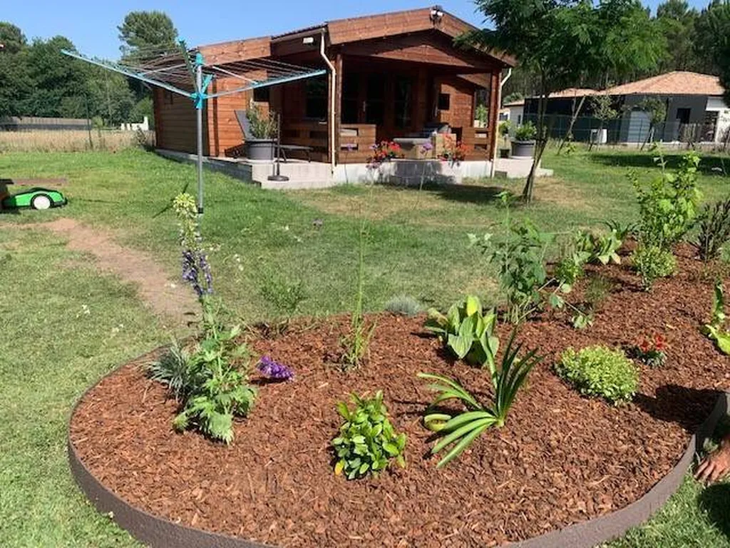 Notre paysagiste crée un massif végétal dans votre jardin aux environs de Sainte-Eulalie-en-Born