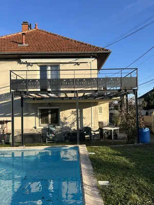 fabrication d'une terrasse en acier thermolaquée RAL 7016, avec garde corps en acier avec sous bassement découpé laser