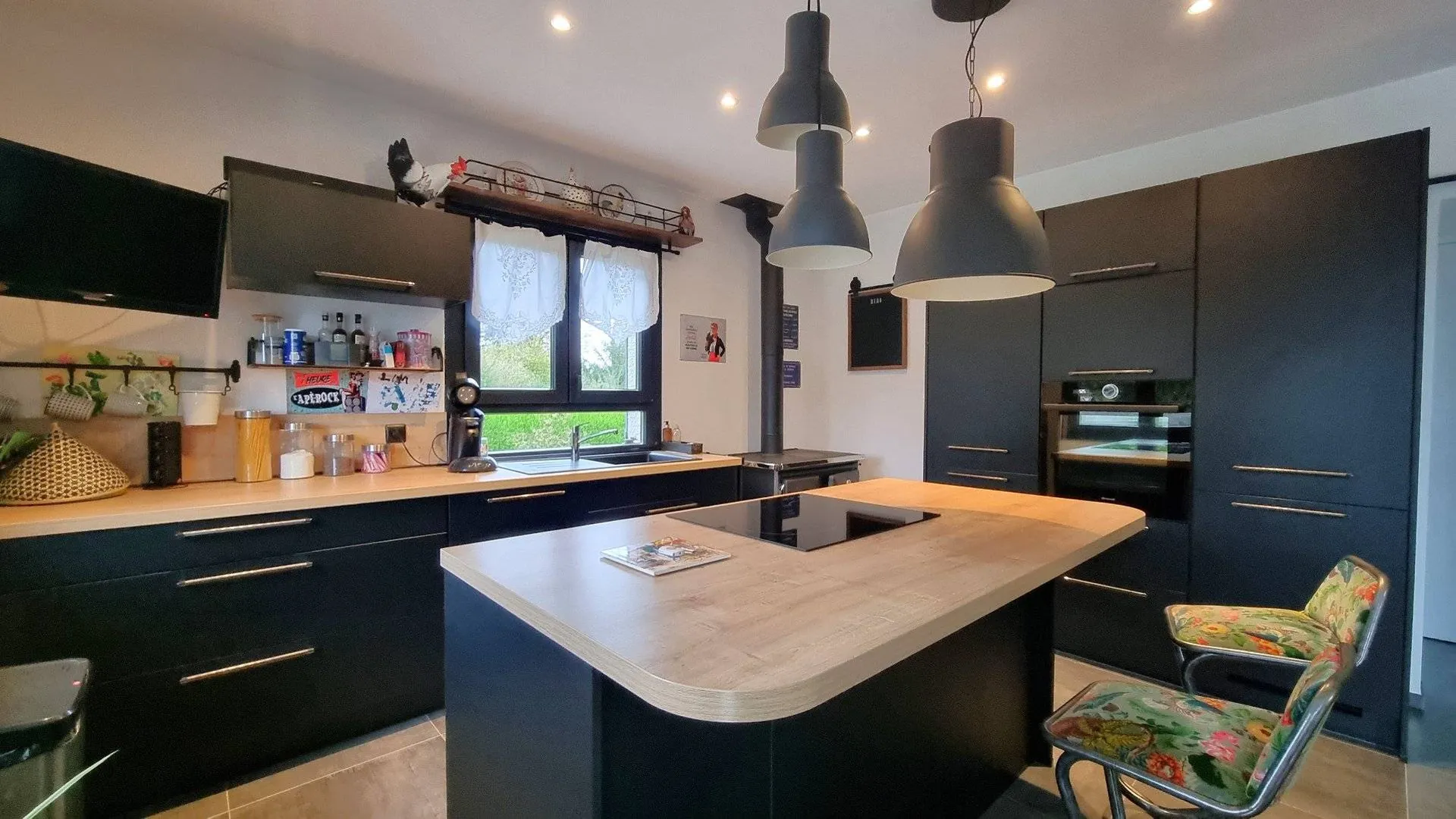 À deux pas des commerces, cette maison rénovée de 118 m² avec sous-sol complet et grand jardin de 1 500 m² allie confort et tranquillité. A 13 min de A28 et 25 min de Dieppe 76200