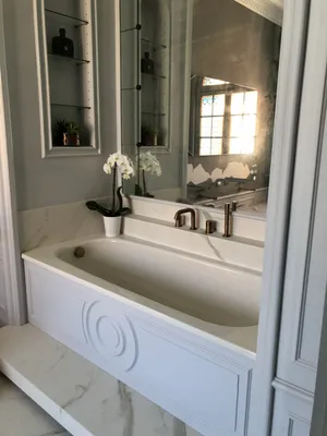 conception et réalisation d’une salle de  bain clé en main haut de gamme avec décor tapisserie , marbre et baignoire balnéothérapie 