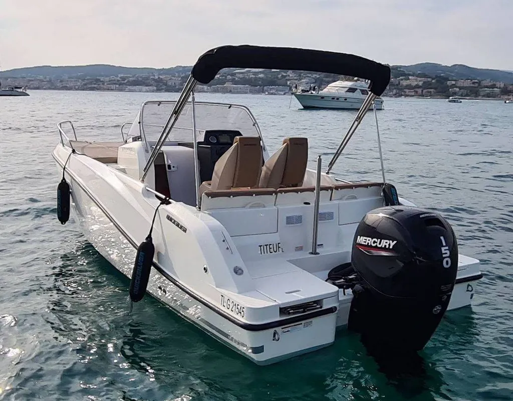 Prix d'une location de bateau avec cabine le week-end à Bandol
