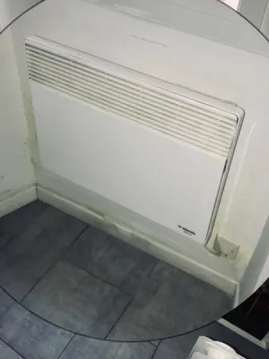 Tâches sur des murs dans un appartement au RDC d'une copropriété à TOULON dans le VAR