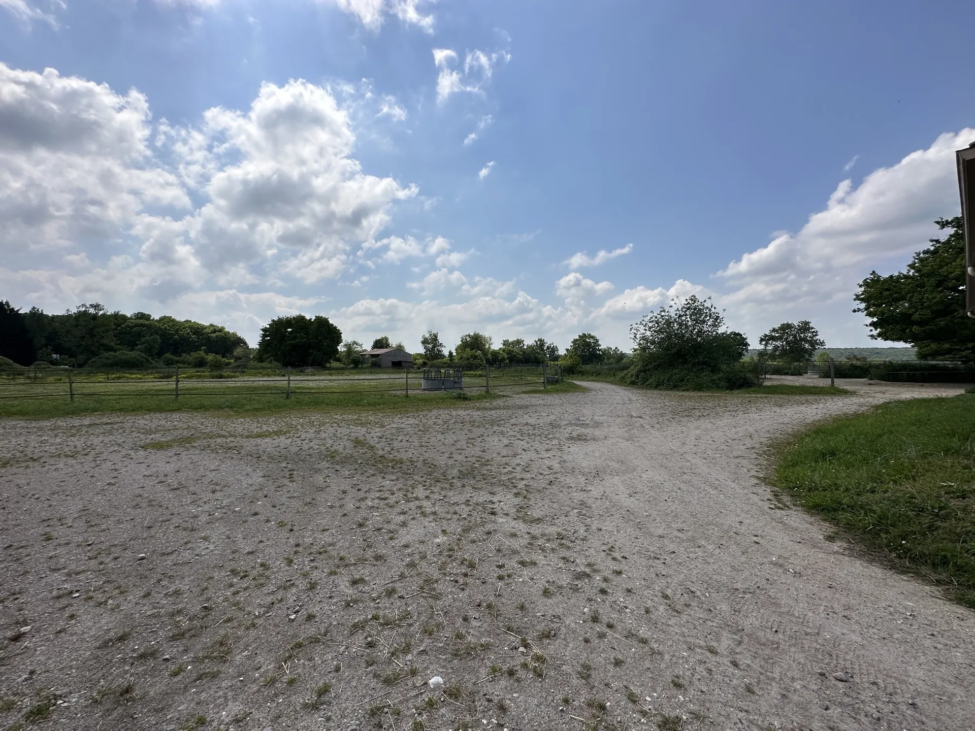 Centre équestre au coeur de la Normandie avec 20 boxes et une habitation de 150m² sur environ 6 hectares de terrain, 76.