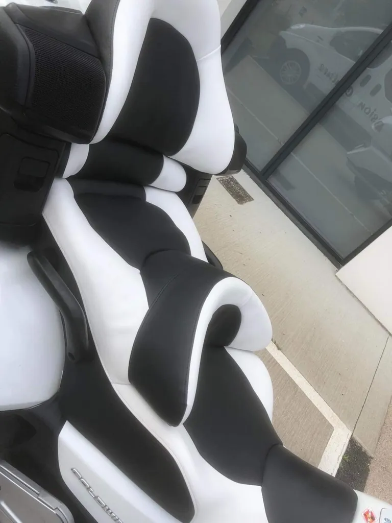 Création d’une selle de moto Goldwing bicolore sur Bordeaux