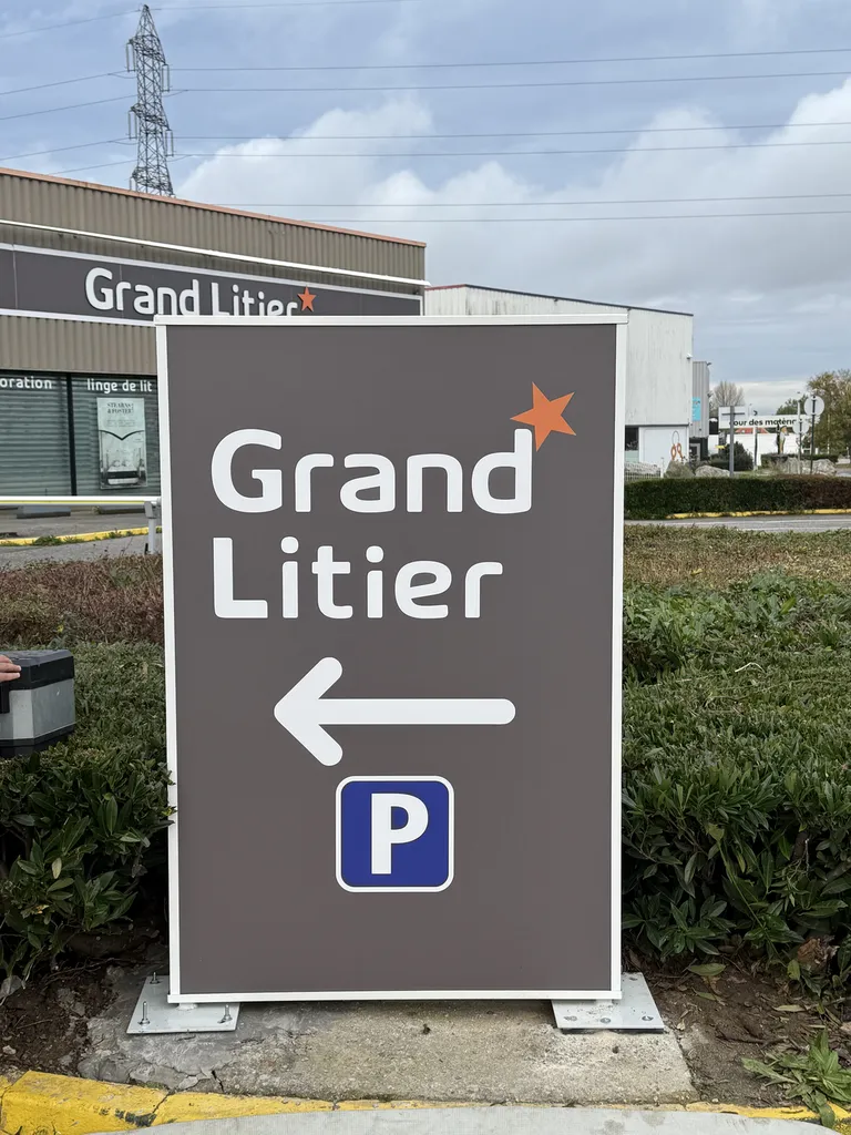 Création et impression d'un panneau publicitaire, signalétique de parking avec fixation béton au sol à Gonfreville l'Orcher (76700)