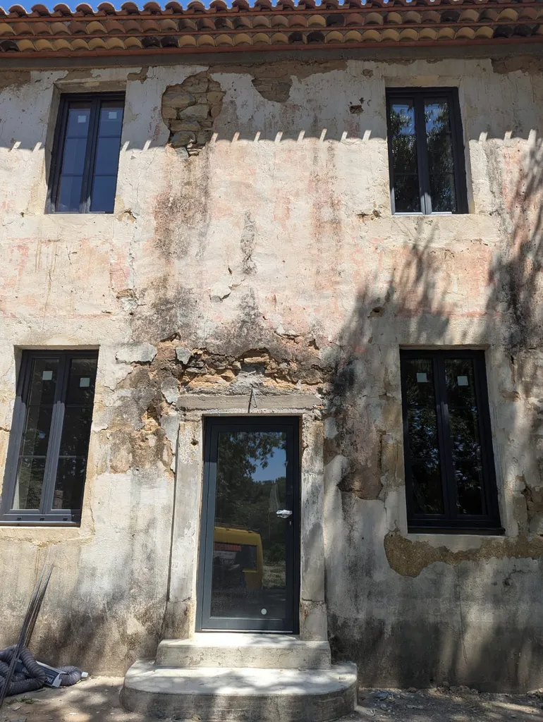Chantier de rénovation d'anciennes menuiseries en bois par des menuiseries en aluminium  extérieures à Nîmes dans le Gard
