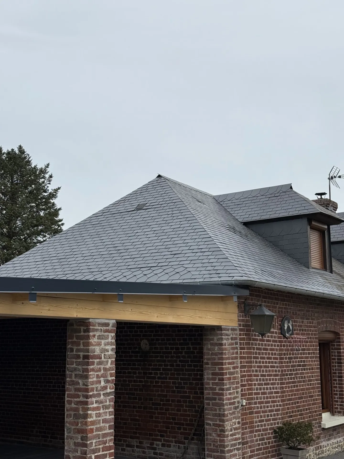 Rénovation d'un toit de maison et de garage suite aux dégâts causés par un incendie secteur Valmont proche de Fécamp 76