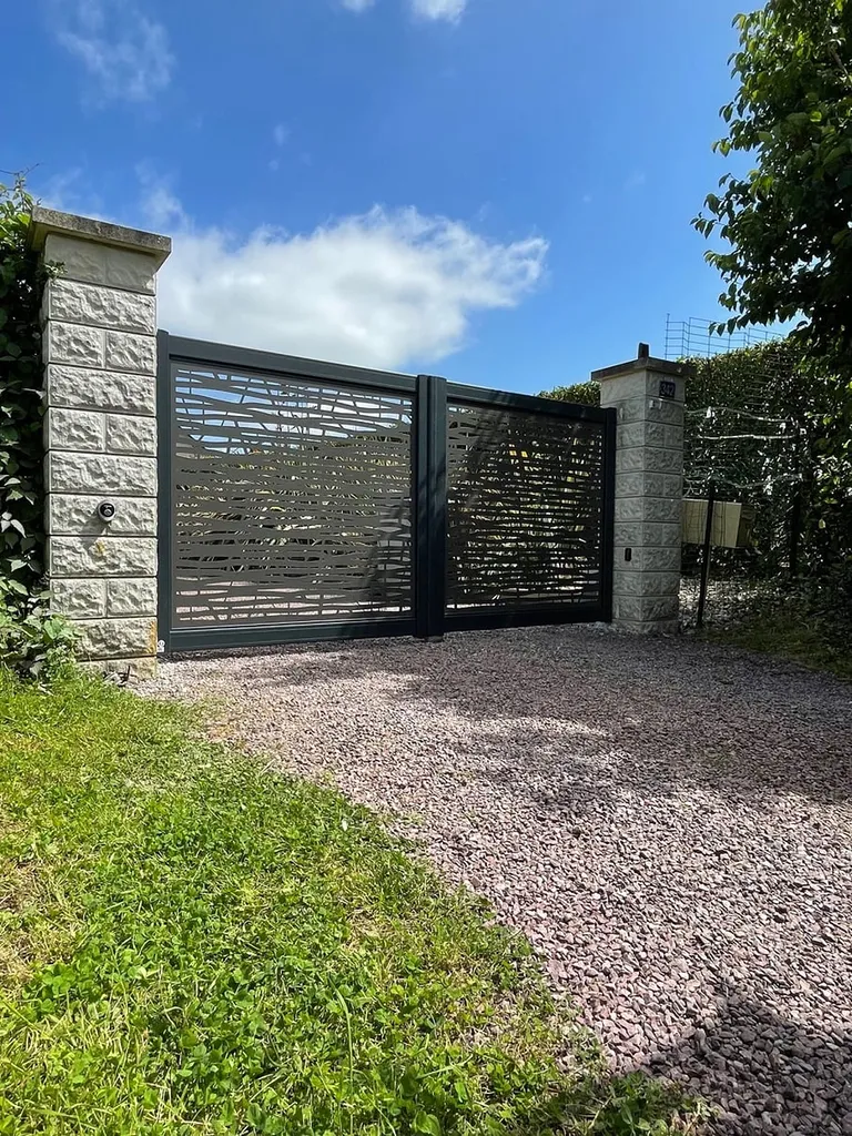 Installation d'un portail battant plein légèrement ajouté par un motif moderne et original à Cany-Barville