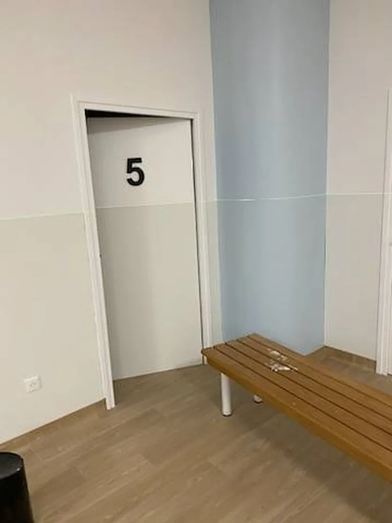 Pose de panneau PVC decochoc pour la cryokiné de Clairval à Marseille 13010