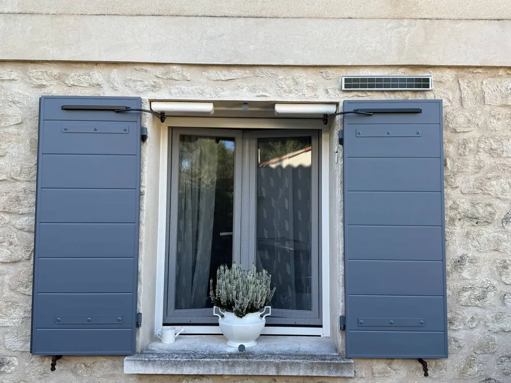 Volets 2 battants motorisé solaire