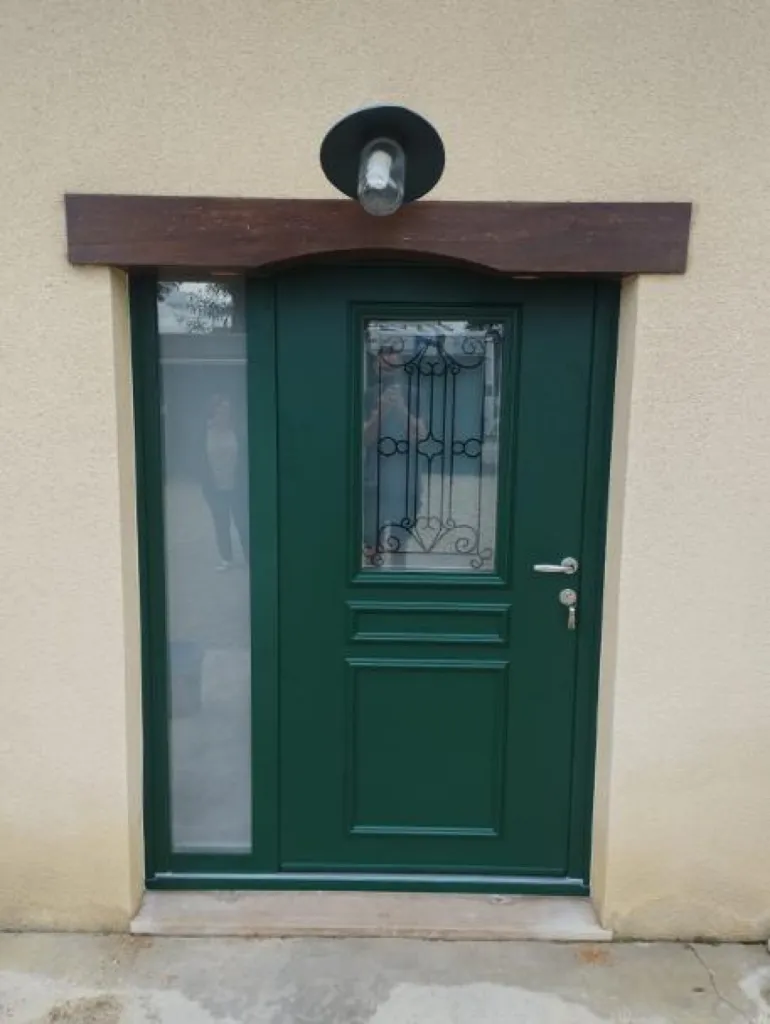 Pose d'une porte d’entrée monobloc en aluminium TRADITION Edison 1 vitrage décoratif et fixe latéral à Remilly-sur-Tille