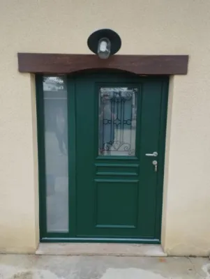 Pose d'une porte d’entrée monobloc en aluminium TRADITION Edison 1 vitrage décoratif et fixe latéral à Remilly-sur-Tille