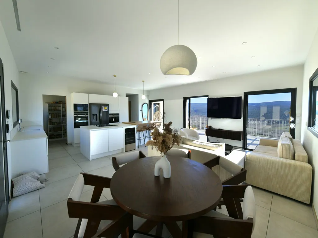 Maison moderne avec piscine à débordement et vue panoramique sur le Mont-Ventoux   