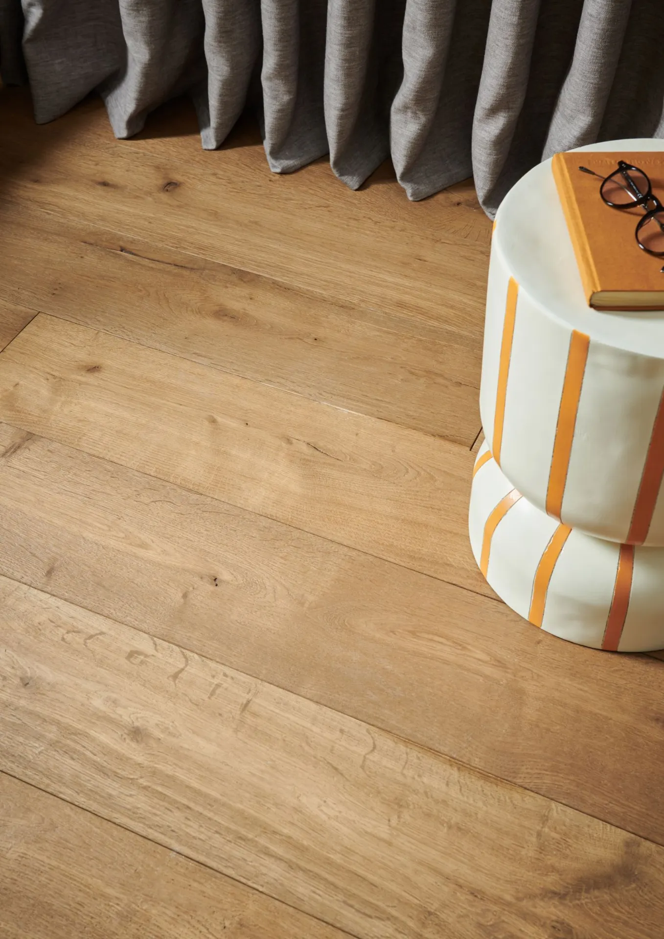 Installation d’un parquet en chêne contrecollé grand format avec isolation phonique et finition vernie ultra-mate pour particuliers à Aubagne, proche de Marseille, en région PACA