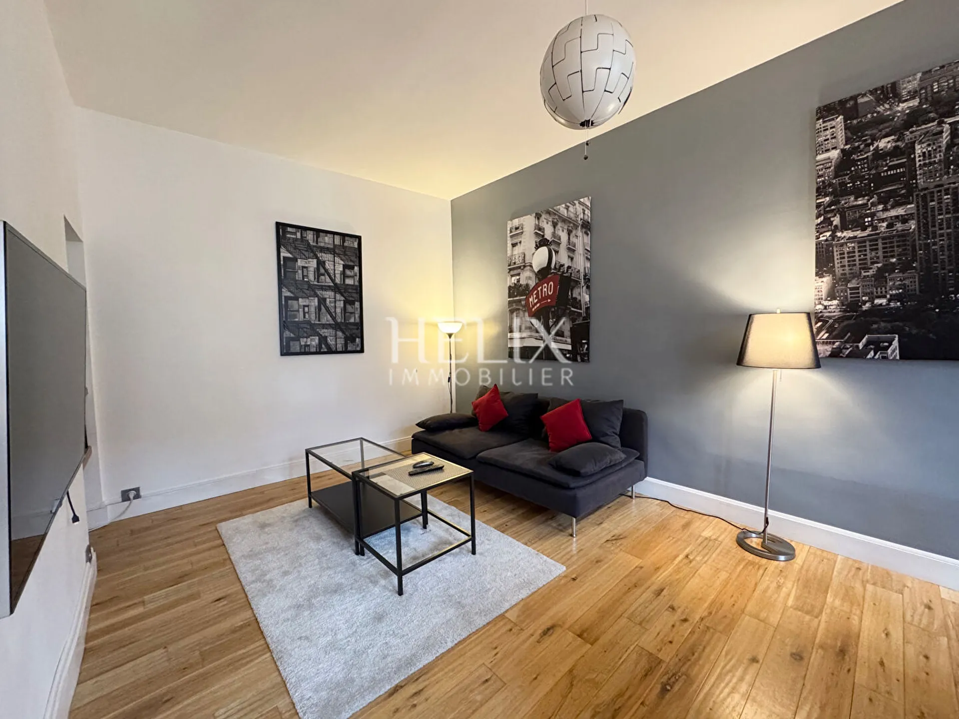 Très bel appartement de 98,14 M2 avec beaucoup de charme situé au coeur du centre ville de Saint-Germain-en-Laye au 2ème étage d'un immeuble ancien extrêmement bien entretenu.