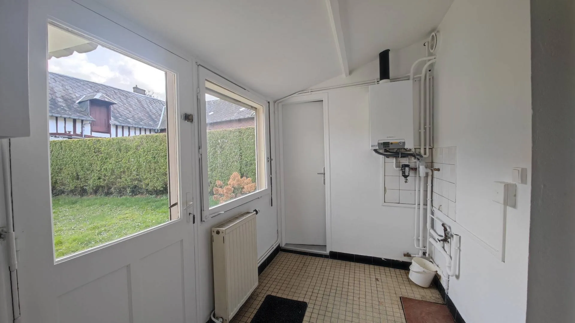 A vendre : Atelier et Dépendance - Un atelier et une dépendance offrent des possibilités infinies pour bricoler, jardiner ou créer un espace de loisirs.