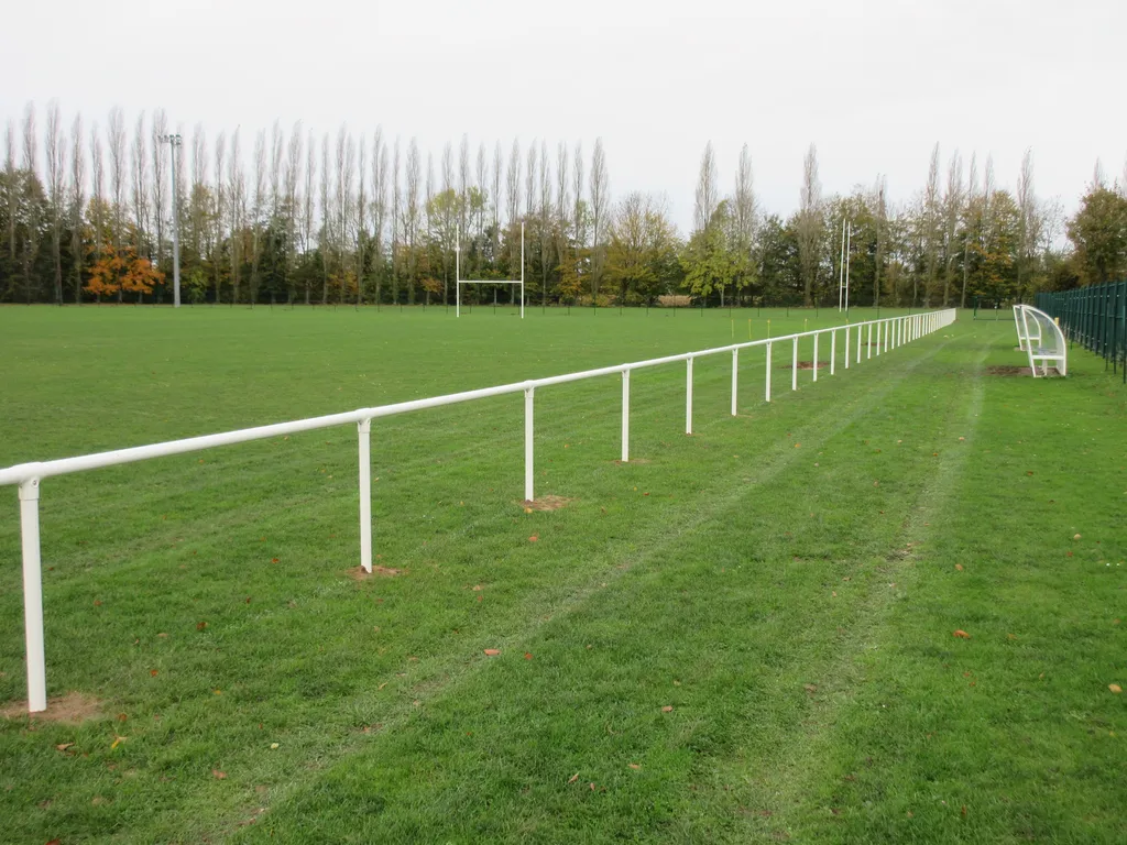 La sécurité et la délimitation de vos terrains sportifs répondent-elles aux exigences de la pratique ? Clôtures Bataille, votre entreprise spécialisée dans l'installation de clôtures, propose des solutions dédiées aux complexes à Cormeilles dans l'Eure.  
