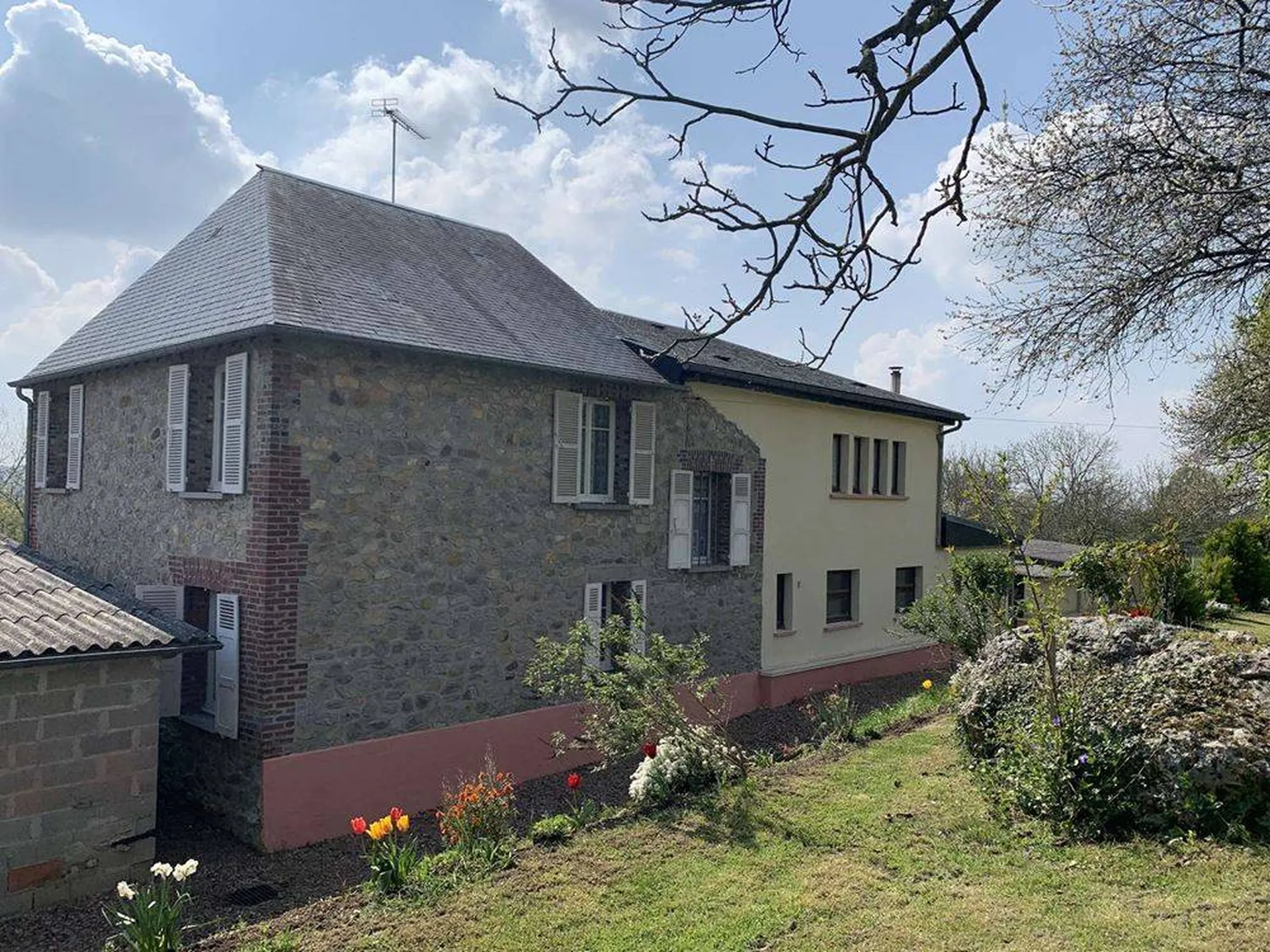 Acquisition d'une Propriété Agricole et ses bâtiments normands, bâtis sur un terrain de 7Ha 50a dans la région de Livarot 14140