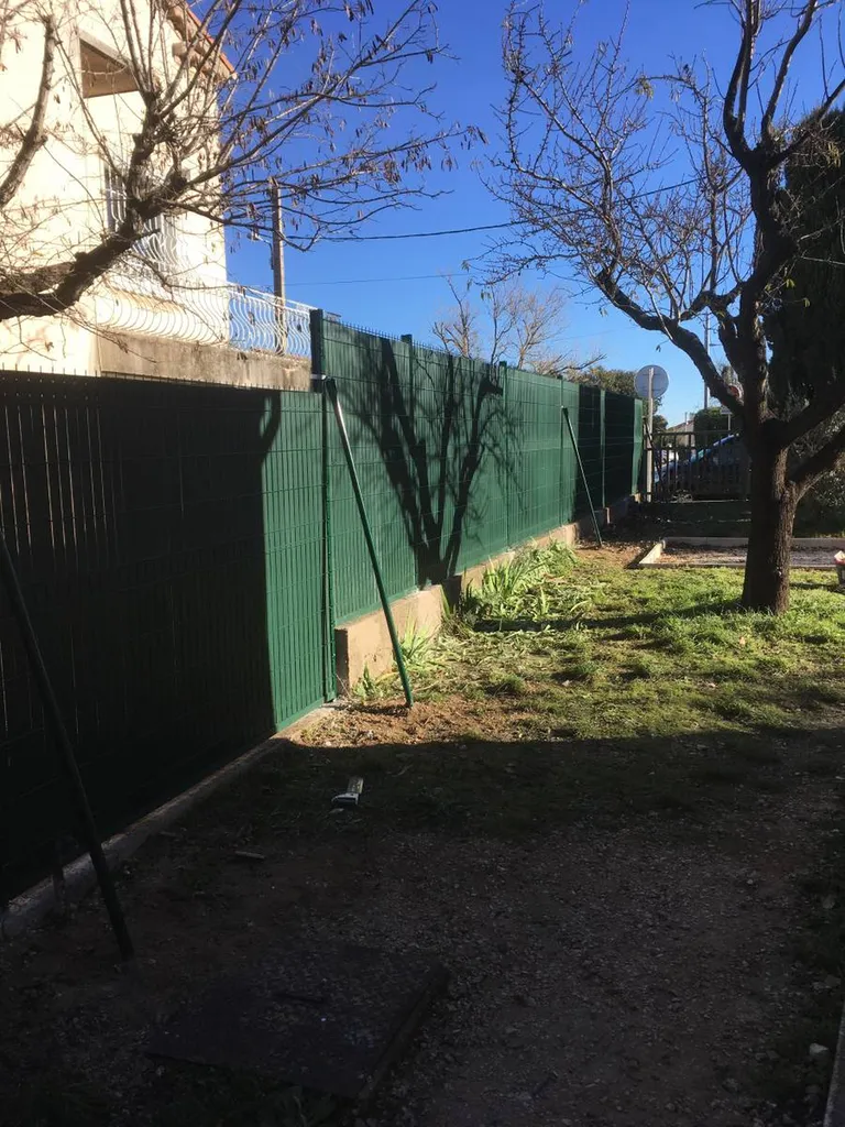 Modèle de brise-vue en lamelles PVC vertes posée à Martigue