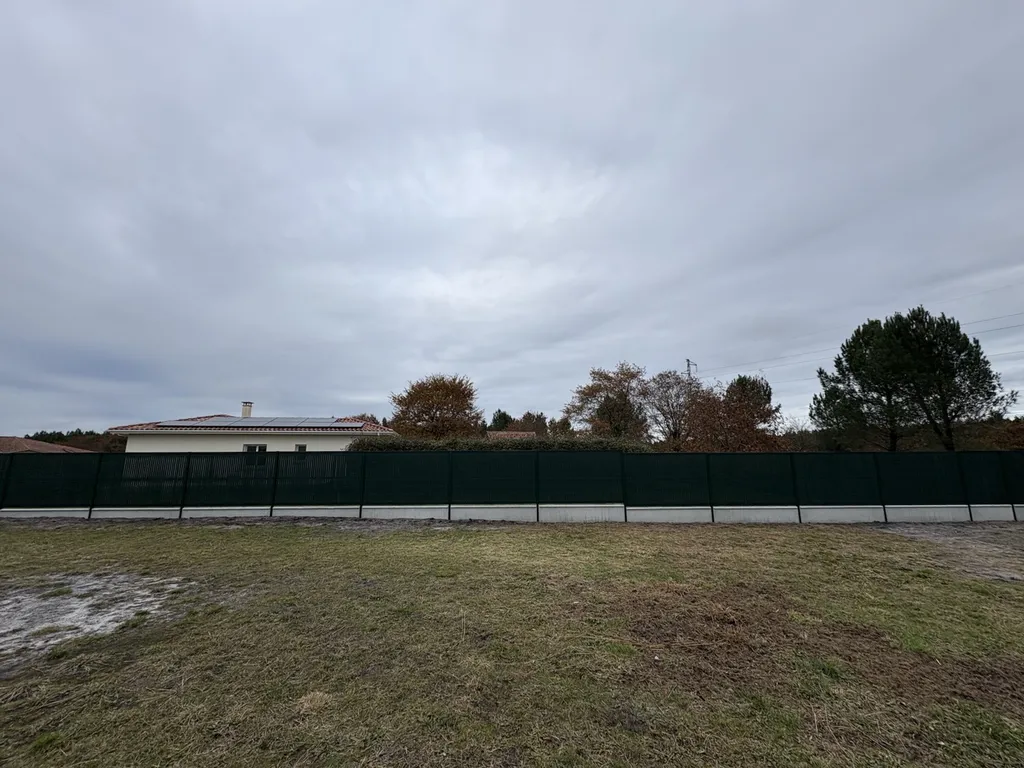 Trouver un paysagiste pour l’installation de clôture en grillage rigide avec occultation PVC et soubassement béton à Sanguinet