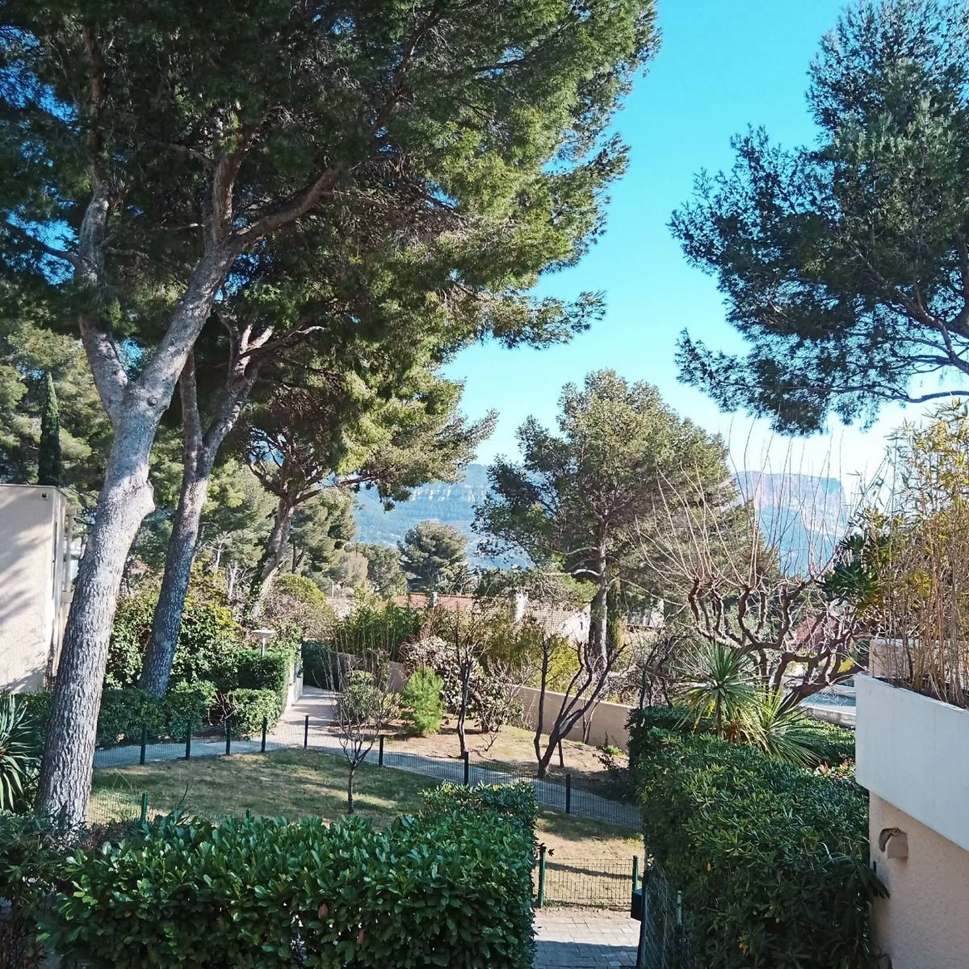 A vendre appartement T4 Cassis  en rez-de-chaussée avec véranda dans copropriété sécurisée