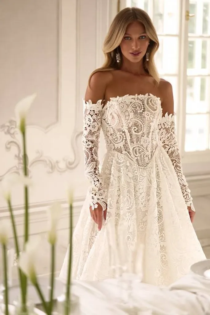 Robe de mariée princesse avec dentelle perlée en forme d'arabesque à Marseille