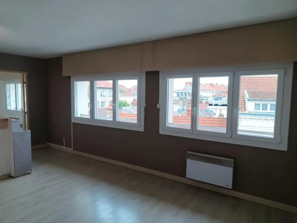 Installation de fenêtres en PVC gamme F-Energy Premium Ouvertures à haute performance énergétique, pose réalisée en rénovation par Centre Est Isolation à Dijon en Côte d'Or