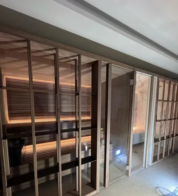 sauna et hammam luxueux , sur mesure avec marbre et bois naturel à sainte Maxime 