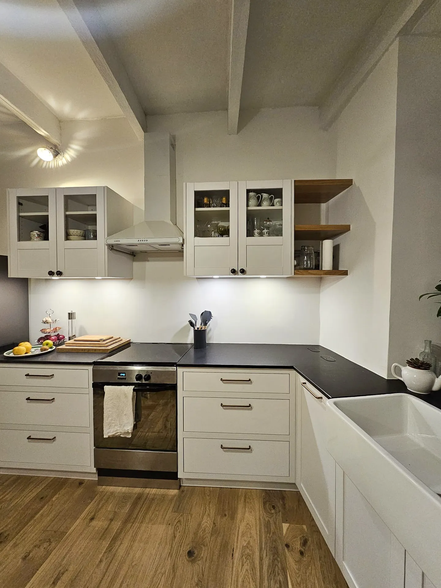 Cuisine sur mesure blanche et chêne à Vogüé : agencement en L, évier timbre d’office et finitions soignées