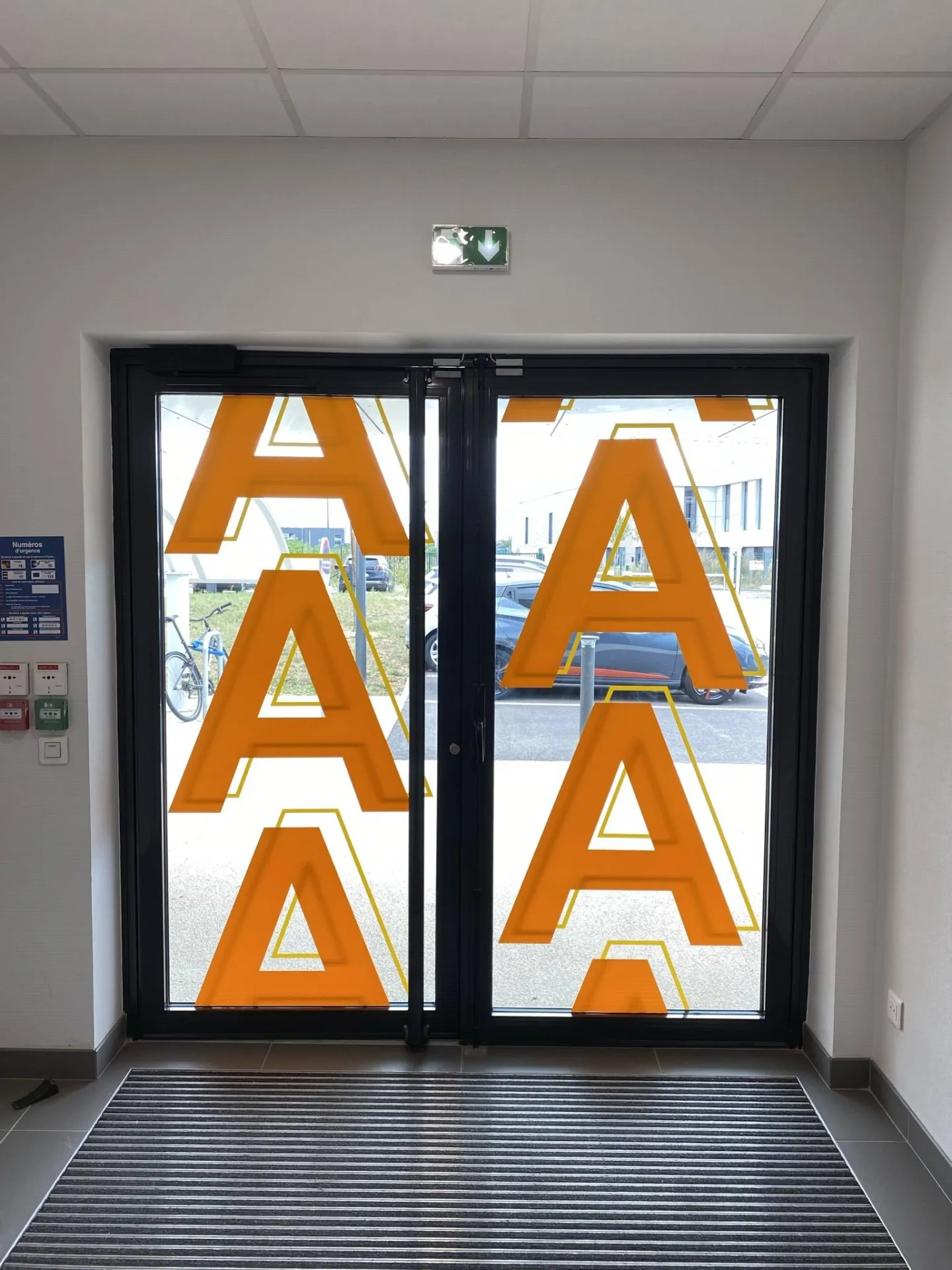 Impression et découpe de lettres vitrines lyon