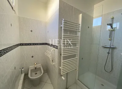 A vendre à Le Pecq  Quartier Cité une charmante maison familiale lumineuse de 138m2 avec un grand terrain de 1080m2 et 2 garages