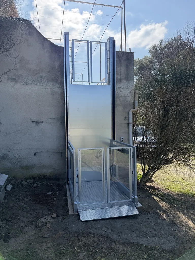 Installation d’une plateforme élévatrice verticale STRATEGOS en extérieur au Beausset (83) pour faciliter le quotidien d'une octogénaire