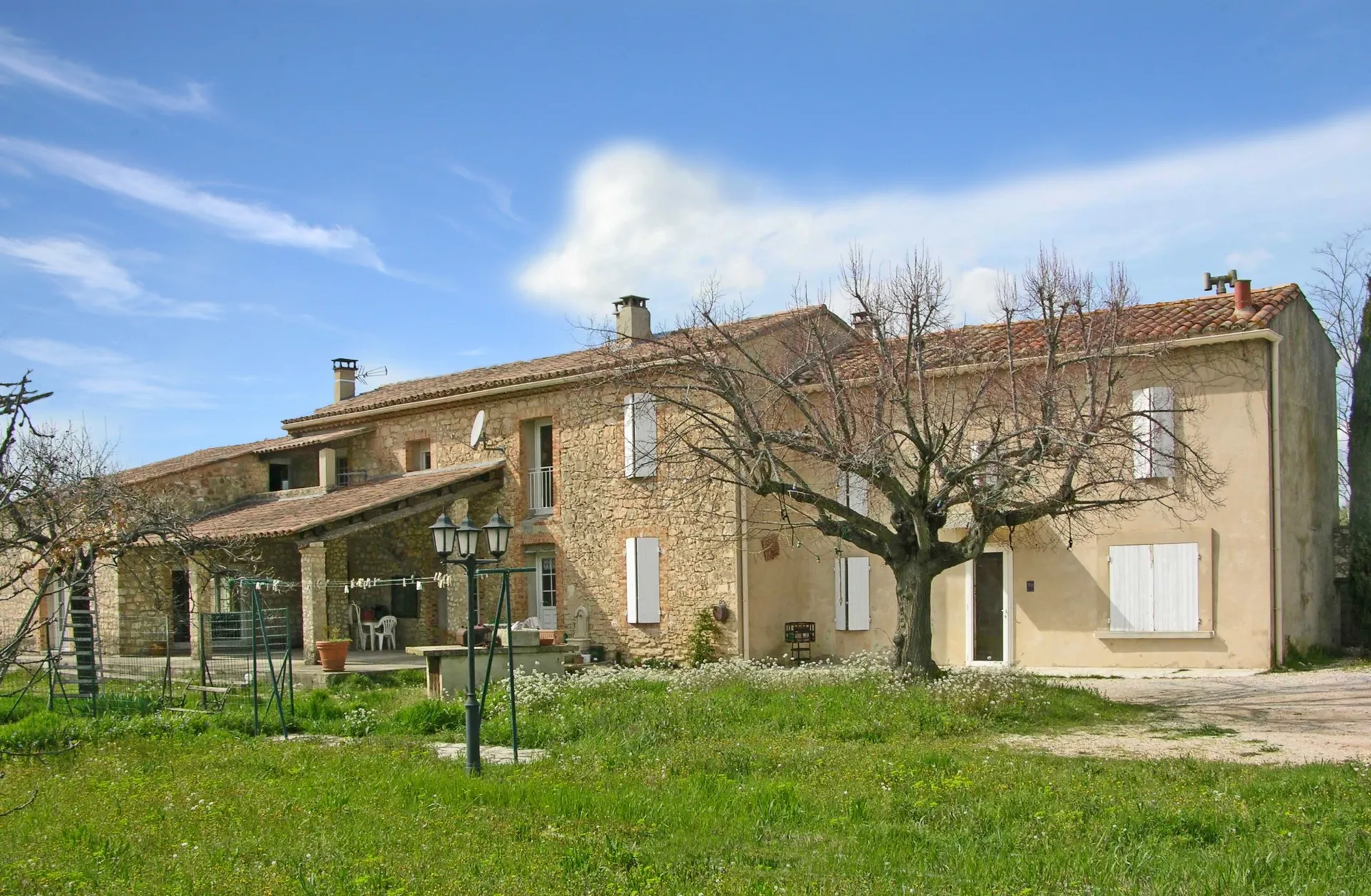 Mas ancien rénové avec piscine et terrasses à vendre dans le Luberon