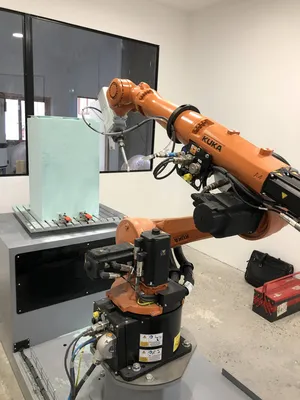 Usinage  :  Cellule robotique d’usinage ERM intégrant un robot KUKA 6 axes et un axe rotatif continu :Ortho Impulse – fabricant d’otho-prothèses